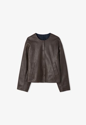 Veste en cuir marron foncé avec fermeture à boutons-pression, manches longues, col rond et deux poches latérales verticales, posée à plat sur fond blanc.