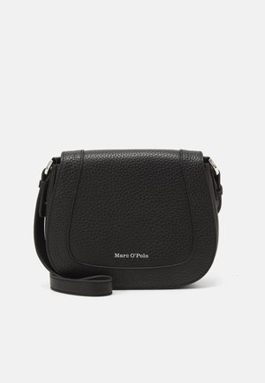 Schwarze Leder-Crossbody-Tasche mit einer genarbten Oberfläche, geschwungenem Silhouette, verstellbarem Träger und eingeprägtem Logo auf der Vorderseite.
