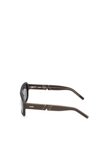 Sluneční brýle s tmavě šedým plastovým rámem a tónovanými skly. Hnědé nožičky mají pruhovaný design a branding K-Way.