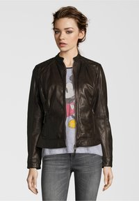 Schwarze Lederjacke mit einer glatten Textur und gerippten Details. Verfügt über einen Stehkragen, zwei seitliche Reißverschlusstaschen und ein tailliertes Design.