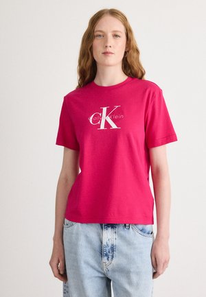 Fuchsia katoenen t-shirt met korte mouwen en ronde hals, met een witte Calvin Klein logo gedrukt op de voorkant.