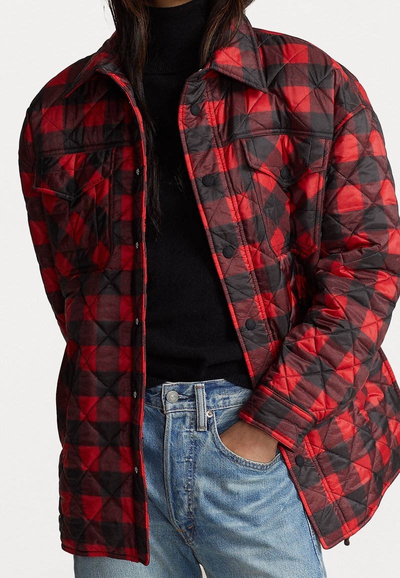 Giacca a camicia isolata a quadri rossi e neri con motivo trapuntato, bottoni a scatto, due tasche sul petto e colletto.