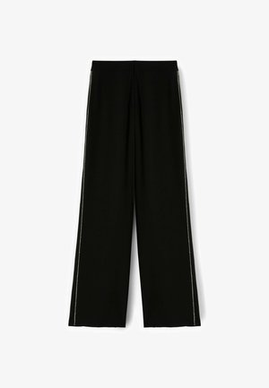 Schwarze weite Hose aus glattem Stoff, mit silbernem Piping entlang der Seitennaht und einem elastischen Bund für zusätzlichen Komfort.