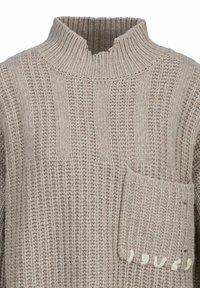 Strickpullover in hellem Beige mit hohem Kragen, strukturiertem Muster und einer aufgenähten Tasche, die am Rand mit weißen Nähten verziert ist.