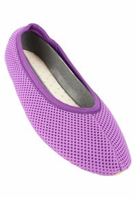 Paarse gaas pantoffel met een ronde neus, elastische opening, gevoerde binnenzool met ventilatiegaten en een gladde grijze voering.