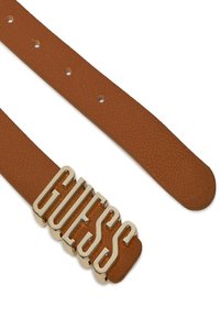 Cinturino in pelle marrone texture con una fibbia a logo "GUESS" in tono oro ben visibile. Presenta diverse fori di regolazione per la misura.