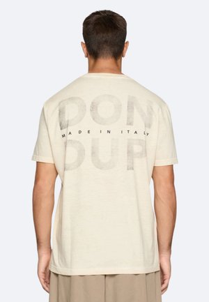 T-shirt in cotone beige con grande testo grigio "DON", "DUP" e "MADE IN ITALY" stampato sul retro. Design a maniche corte e collo rotondo.