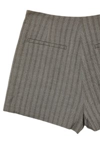 Shorts sur mesure en motif chevrons marron, dotés de deux poches arrière, d'un tissu texturé et d'un ourlet fini propre.