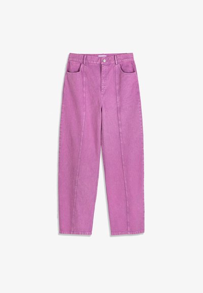 Jean large taille haute en denim violet délavé avec poches avant, passants pour ceinture, fermeture par bouton et zip.