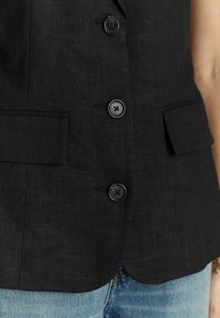 Next LINE - REGULAR FIT - Liivi - black
