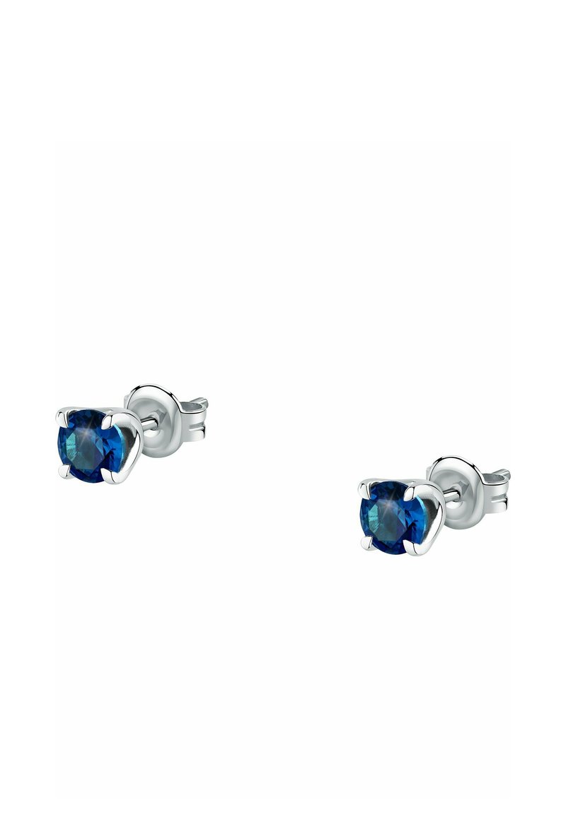 Zilveren studs met diepblauwe ovale edelstenen. De edelstenen zijn vastgezet in vierpootinstellingen, waardoor hun vorm en kleur worden benadrukt.