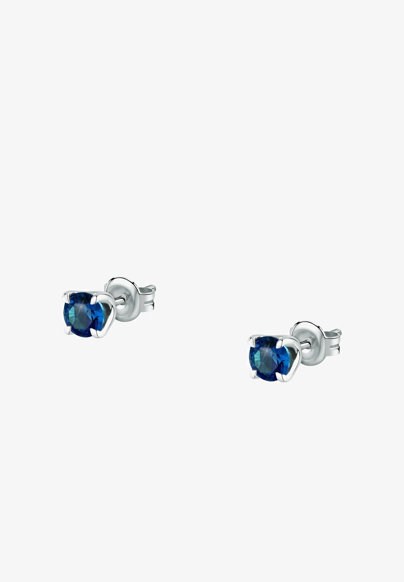 Zilveren studs met diepblauwe ovale edelstenen. De edelstenen zijn vastgezet in vierpootinstellingen, waardoor hun vorm en kleur worden benadrukt.