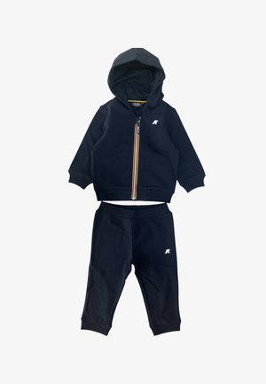 Tuta in cotone blu navy composto da giacca con cappuccio e zip colorata abbinata e pantaloni coordinati. Piccolo logo su entrambi i capi.