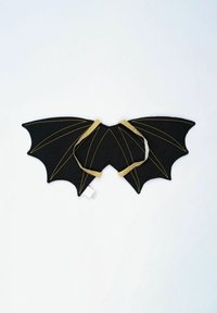 Aripi de lilieci din material textil negru cu cusături aurii, cu o formă unică și două curele reglabile pentru fixare.