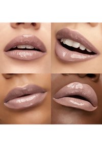 Fire nærbilder av forskjellige lepper med blank, naken mauve-leppestift i ulike naturlige positurer mot ensfargede bakgrunner.