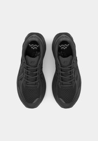 Chaussures de sport noires avec une tige en maille, un laçage proéminent, une semelle rembourrée et des détails texturés sur le corps et les accents.