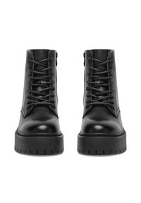 Čierne kožené členkové čižmy s posuvným zapínaním, ktoré majú pevnú gumovú podrážku a štruktúrované detaily pozdĺž priehlavku.