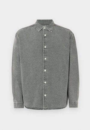 Grijze denim shirt met lange mouwen, knoopsluiting aan de voorkant, klassieke kraag en lichte stiksels langs de naden. Zachte textuur en een ontspannen pasvorm.