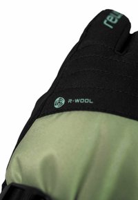 Schwarze und grüne Handschuhe verfügen über ein gepolstertes Palmendesign, das aus einem Material namens R-Wool besteht. Die strukturiert Oberfläche und die verstärkten Nähte sind sichtbar.