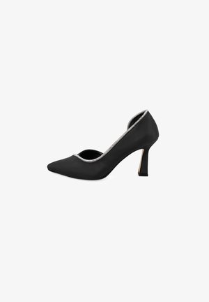 Schwarzer Satin-Hochschuh mit spitzem Zehenbereich und silbernen Akzenten entlang der Kante, der eine schlanke, glatte Textur und einen zierlichen Absatz aufweist.