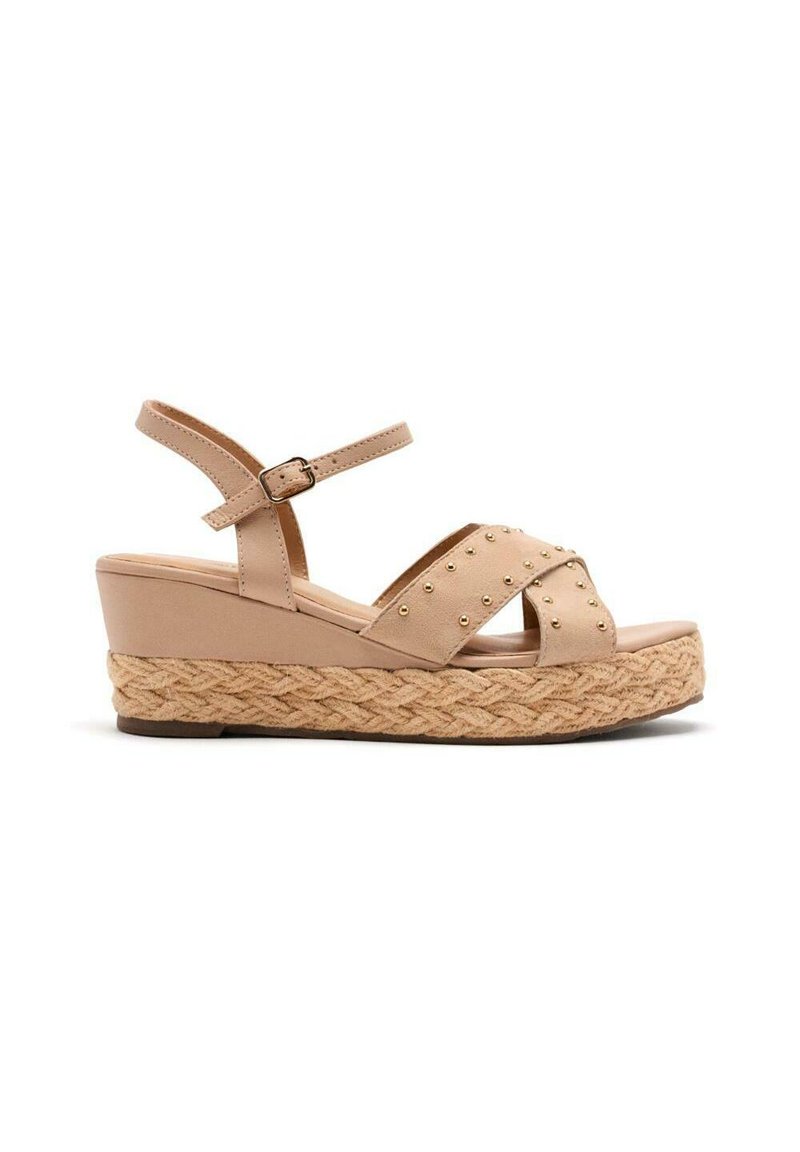 Sandali con tacco a cuneo beige con piattaforma in juta intrecciata, cinturini incrociati con borchie dorate, cinturino alla caviglia regolabile e soletta in tessuto liscio.