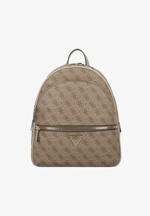 Zaino beige con un design testurizzato, caratterizzato da un motivo a diamante, una zip argento e un logo triangolare nella parte anteriore. Spallacci regolabili.