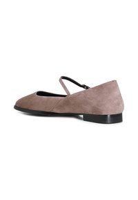 Ballerine in suede di un mauve tenue con punta tonda, cinturino alla caviglia e tacco nero basso. Il design presenta un dettaglio a taglio sui lati.