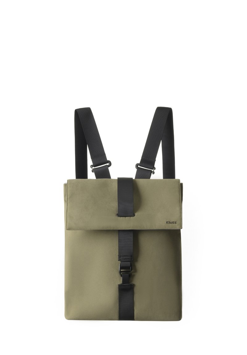 Sac à dos vert olive avec des sangles noires, doté d'un rabat supérieur maintenu par un clip noir. Texture lisse avec un branding minimal.