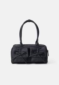 Sort håndtaske lavet af blødt materiale, med to forlommer med knudedetaljer, en struktureret design og dobbelt hanke til bæring.