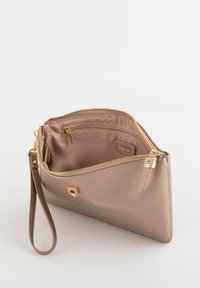 Beige lynlås pouch med en tekstureret overflade, guldfarvet hardware, håndledsrem og en indvendig lomme. Foret indvendigt med en lille mærkeetiket.