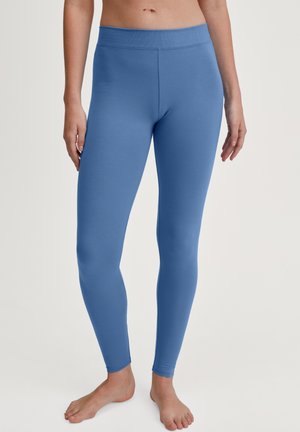 Helleblaue Leggings aus deastischem Stoff, mit einem breiten Bund und einer glatten Textur, die eng am Körper anliegen.
