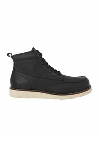 Botín negro de cuero hasta el tobillo con punta redonda, diseño de cordones, suela de goma beige y detalle de costura en contraste. Presenta una lengüeta en la parte trasera.