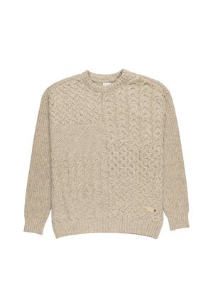 Suéter de punto beige con diversos patrones de trenzado, escote redondo, mangas largas y una pequeña etiqueta de tela en el dobladillo.