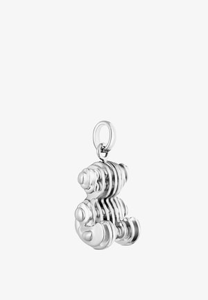 Charm de oso de peluche de plata con acabado pulido, con detalles curvos y acanalados, suspendido de un lazo circular.