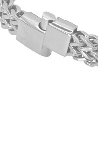 Bracciale in metallo argentato con design intrecciato, dotato di una chiusura rettangolare. La superficie è lucida e liscia, con un aspetto pulito e ben rifinito.