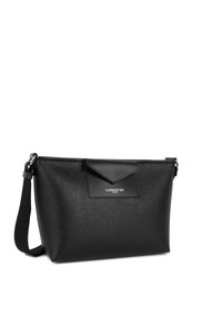 Borsa a tracolla nera in pelle con superficie testurizzata, tasca frontale piatta e tracolla regolabile. Presenta un logo discreto sul davanti.