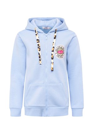 Jasnoniebieska bluza rozpinana z kapturem, z leopardowymi sznurkami, kieszeniami z przodu i okrągłą naszywką z wzorem babeczki. Materiał mieszanka bawełny.