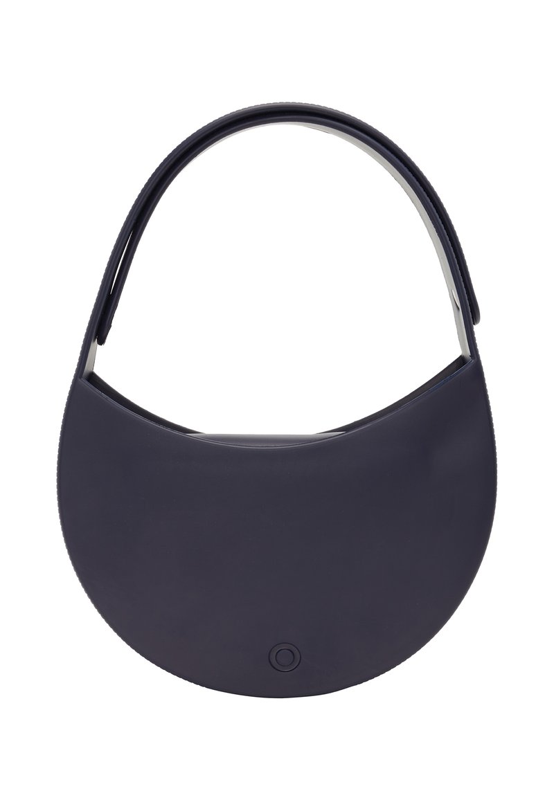 Rund marinblå handväska med en kurvad siluett, tillverkad av slät material, med ett enkelt handtag och en diskret cirkulär logotypdetalj.