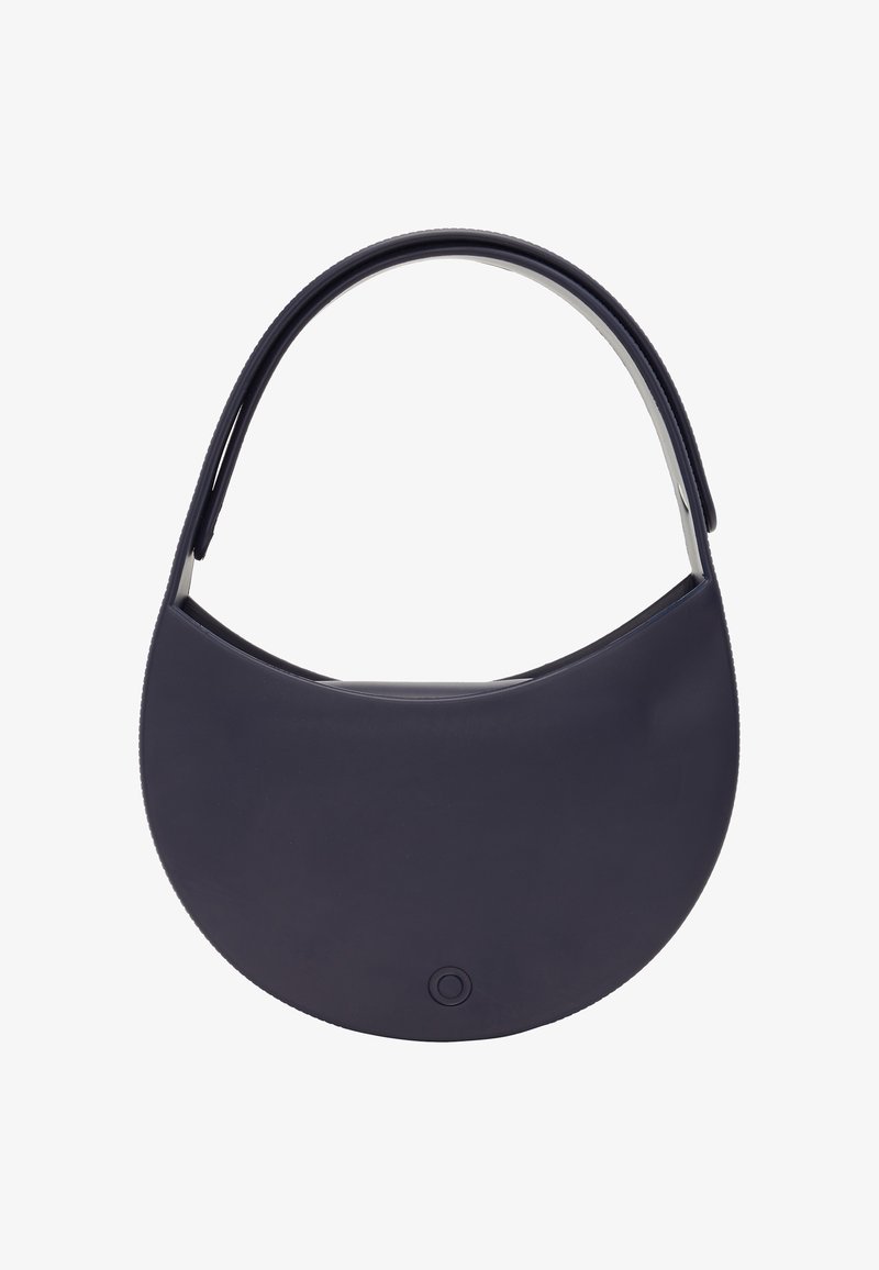 Rund marinblå handväska med en kurvad siluett, tillverkad av slät material, med ett enkelt handtag och en diskret cirkulär logotypdetalj.
