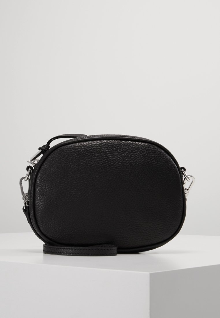 Borsa a tracolla in pelle nera con forma ovale arrotondata, superficie testurizzata, hardware in argento e tracolla removibile.