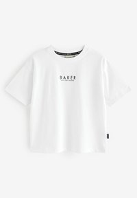 Baltā īsām piedurknēm T-kreklā, kas izgatavots no kokvilnas, uz priekšpuses ir melns "BAKER" logo un sānos ir birka. Vienkāršs, brīvs piegriezums.