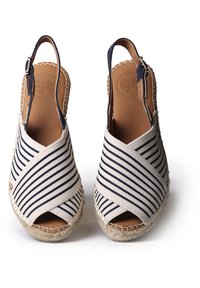 Espadrillas in tela con un motivo a righe in crema e blu navy, design aperto sulla punta e suola in juta intrecciata. Cinturino regolabile sul retro.