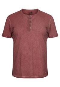 Kortærmet maroon T-shirt lavet af blødt bomuldsstof, med en henley-udskæring og fire knapper samt en subtil tekstur.