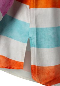 Gestreifter Stoff mit horizontalen Streifen in Orange, Türkis, Weiß und Pink. Baumwollähnliche Textur mit seitlichem Schlitz und gesäumten Kanten.