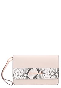Clutch de imitación cuero beige con un panel frontal de estampado de serpiente en blanco y negro, que presenta un acento en oro rosa y una correa para la muñeca.