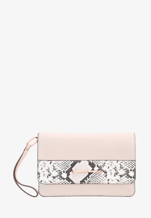 Beżowa torebka kopertowa z imitacji skóry, z przodem w wzór węża w czerni i bieli, z różowozłotym akcentem i paskiem na nadgarstek.