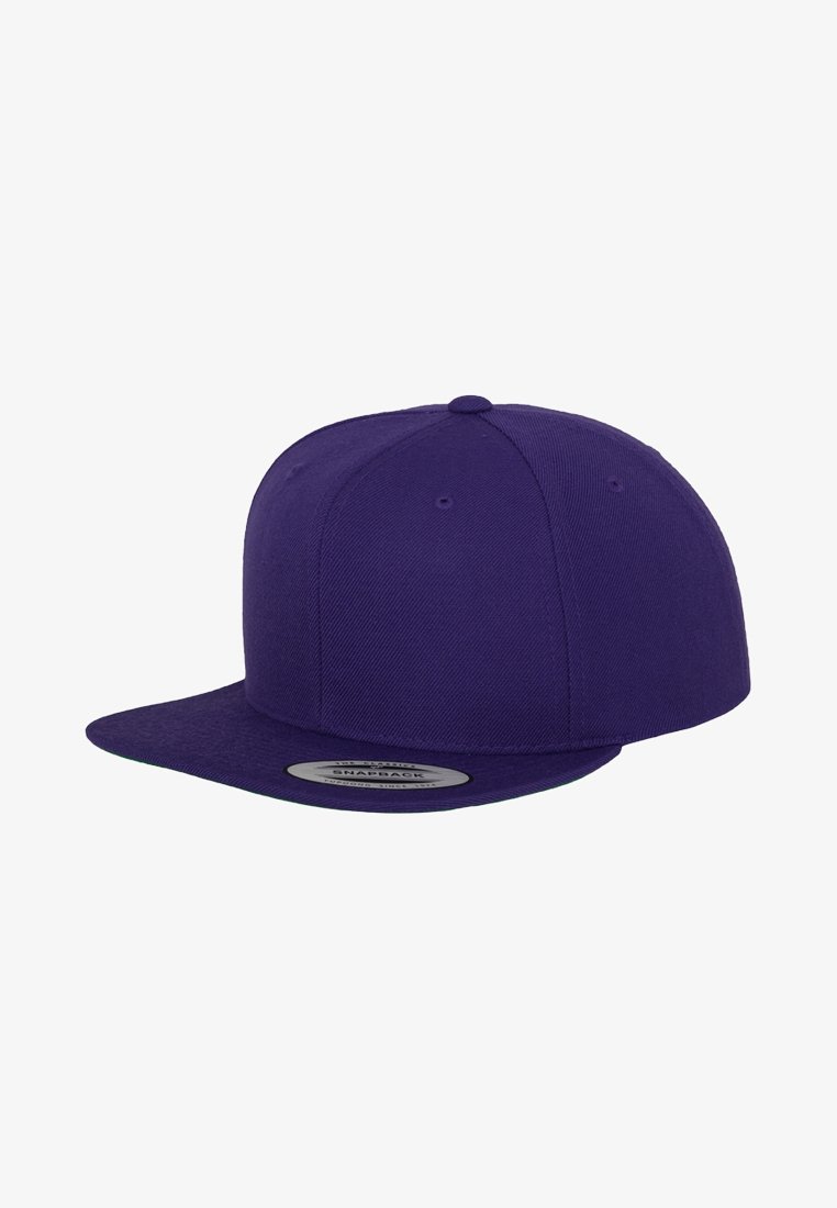 Căciulă snapback purpurie cu margine plată, fabricată dintr-un material textil cu o textură netedă. Dispune de orificii de ventilație și un patch cu logo pe partea interioară.