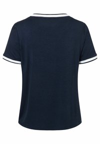 Marineblaues Poloshirt mit kurzen Ärmeln, das einen weißen Kragen und Akzente an den Ärmeln aufweist. Hergestellt aus weichem Stoff mit glatter Textur.