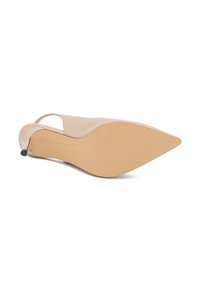 Scarpa slingback in pelle nuda con punta affilata e superficie liscia e elegante. Presenta un tacco sottile e un dettaglio intagliato vicino alla caviglia.