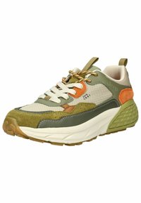Sneaker verde e beige realizzato in materiale scamosciato e rete, con un accento arancione, suola testurizzata e lacci bianchi. Logo Jeep visibile.